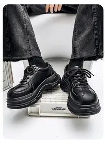 Detailaufnahme schwarzer Plateau-Derby-Schuhe mit dicken Sohlen und Big-Toe-Design