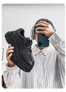 Nahaufnahme schwarzer Plateau-Derby-Schuh, von einem Model modisch präsentiert