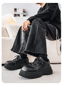 Lifestyle-Ansicht schwarzer klobiger Derby-Schuhe für Herren mit dicker Plateausohle.