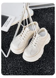 Gedetailleerde opname van crèmewitte chunky Derby-schoenen met dikke platformzool.