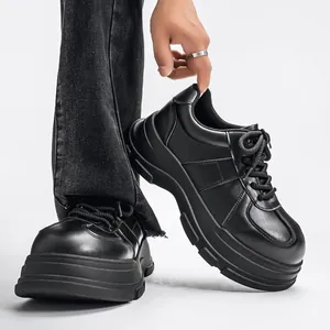 Scarpe Derby stringate da uomo nere con suola spessa platform e design moderno.