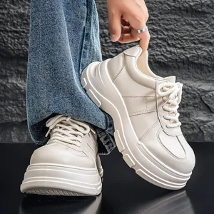 Scarpe Derby da uomo alla moda con zeppa beige, stile casual britannico e suola spessa.