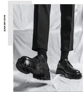 Nahaufnahme der schwarzen Brogue-Plateau-Lederschuhe für Herren mit dicker Profilsohle