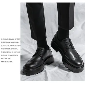 Detaillierte Ansicht der schwarzen Leder-Brogue-Plateauschuhe mit dicker Gummisohle