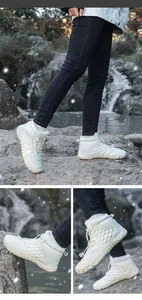 Detailopname van witte hoge sneeuwlaarzen met warme fleecevoering en gewatteerd dessin