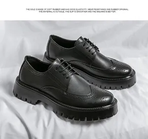 Klassische schwarze Plateau-Brogues für Herren mit Flügelkappendesign und dicker Sohle