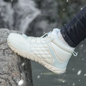 Warme witte hoge snowboots met pluche voering voor winterwandelingen in de buitenlucht