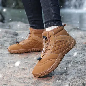 Bruine heren snowboots met fleecevoering in een besneeuwde buitenomgeving voor wandelen