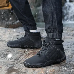 Zwarte heren snowboots met fleecevoering en antislipzool voor wandelen in de buitenlucht