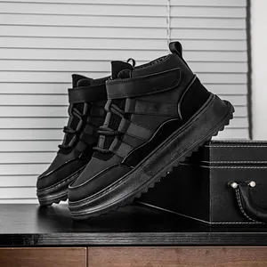 Sneakers alte nere da uomo alla moda con suola robusta e design con cinturino in velcro