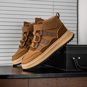 Vista dettagliata di sneaker alte da uomo marroni con pannelli in camoscio e cinturini velcro.