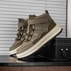 Vista laterale dettagliata di sneaker alte verde oliva con suola a piattaforma crema.