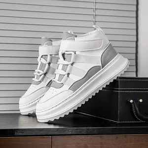 Primo piano di sneakers alte da uomo bianche e grigie con chiusura a velcro