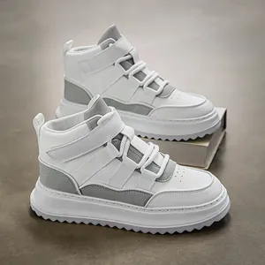 Vista laterale di sneakers alte bianche da uomo con pannelli grigi e velcro