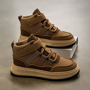 Primo piano di sneakers casual alte marroni con sovrapposizioni testurizzate e suole spesse.