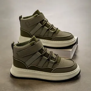 Dettaglio delle sneakers alte da uomo verde militare con suola bianca spessa e chiusura velcro
