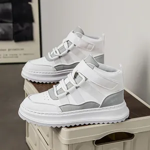 Sneakers alte moderne da uomo bianche e grigie con cinturino velcro e suola platform