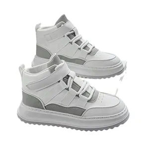 Sneaker alte da uomo alla moda in bianco e grigio con design sportivo retrò casual