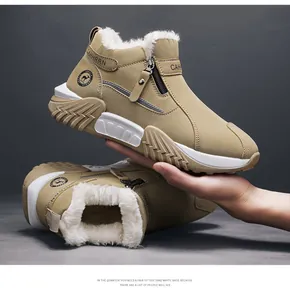 Braune hohe Winterstiefel mit warmem Kunstfellfutter und seitlichem Reißverschluss für Herren