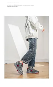 Vista laterale di sneaker da uomo alte con suola spessa indossate in un interno