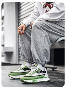 Detalle de las zapatillas de cuero verde y blanco para hombre con suela gruesa