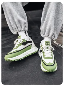 Primer plano de elegantes zapatillas Dad para hombre en verde y blanco con suela gruesa de invierno