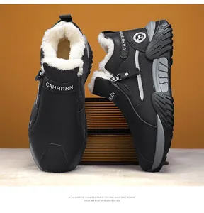 Detailansicht schwarzer Herren-Winterstiefel mit dickem weißem Fleecefutter.