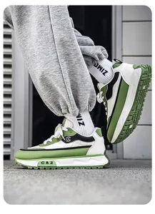 Vista lateral de zapatillas de plataforma verdes y blancas para hombre estilo urbano