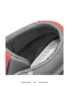 Primo piano dell'interno in pelle grigia e fodera bianca delle scarpe skate alte.