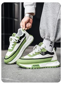 Vista detallada de las zapatillas chunky para hombre en verde y blanco con suela gruesa