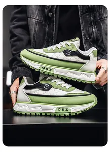 Primer plano de zapatillas gruesas de cuero verde y blanco para hombre con suela gruesa