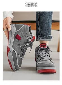 Vista dettagliata delle scarpe da skate alte grigie e rosse con zeppa per uomo
