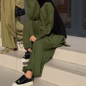 Detailansicht des olivgrünen Leinenoutfits mit Langarm-Top und modischer Pumphose