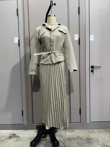 Elegante conjunto de dos piezas con chaqueta blazer caqui y falda larga plisada a juego