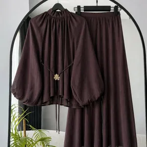 Elegantes dunkelbraunes Set aus langärmeligem Oberteil und passendem langem Maxirock