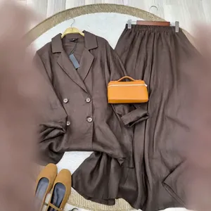 Detalle de un conjunto de camisa de lino de manga larga marrón y falda larga