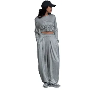 Ensemble décontracté deux pièces gris avec haut court à manches longues et pantalon