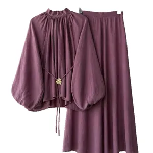 Elegantes lila Zweiteiler-Set mit plissiertem Langarm-Oberteil und passendem langen Rock
