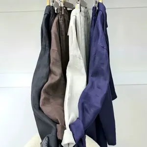 Vista detallada de camisas de lino de manga larga de colores colgadas para el otoño.
