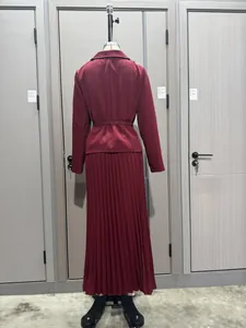 Vista posterior detallada de un elegante conjunto de blazer granate y falda plisada