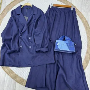 Elegante conjunto de dos piezas de lino azul marino con camisa cruzada y falda larga
