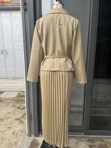Vista trasera detallada de blazer caqui con cinturón y conjunto de falda larga plisada