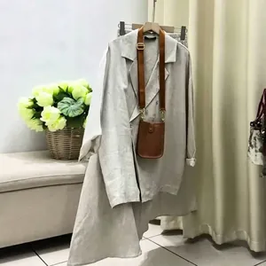 Vista detallada de un conjunto de dos piezas de lino con camisa de manga larga y falda