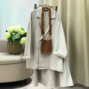 Elegante conjunto de lino de dos piezas para mujer con camisa larga y falda midi