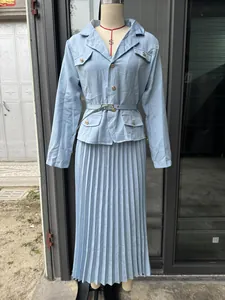 Conjunto de dos piezas con chaqueta azul claro y falda larga plisada