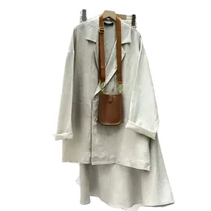 Conjunto de lino de dos piezas con camisa de manga larga y falda midi en color beige