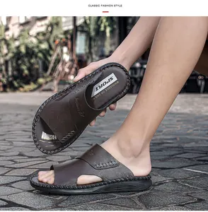 Vue détaillée de claquettes en cuir marron pour hommes avec semelle sport souple.