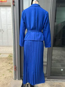Vista trasera de un elegante conjunto de chaqueta blazer y falda plisada azul