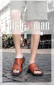 Vue détaillée de claquettes en cuir marron pour hommes sur un chemin pavé rustique.