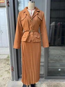 Elegante conjunto de dos piezas de chaqueta blazer marrón y falda larga plisada